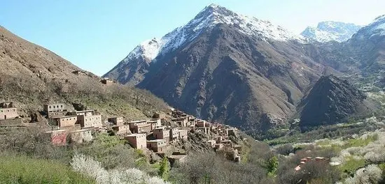 Berber-Bergpfad durch Walnusshaine bei Imlil